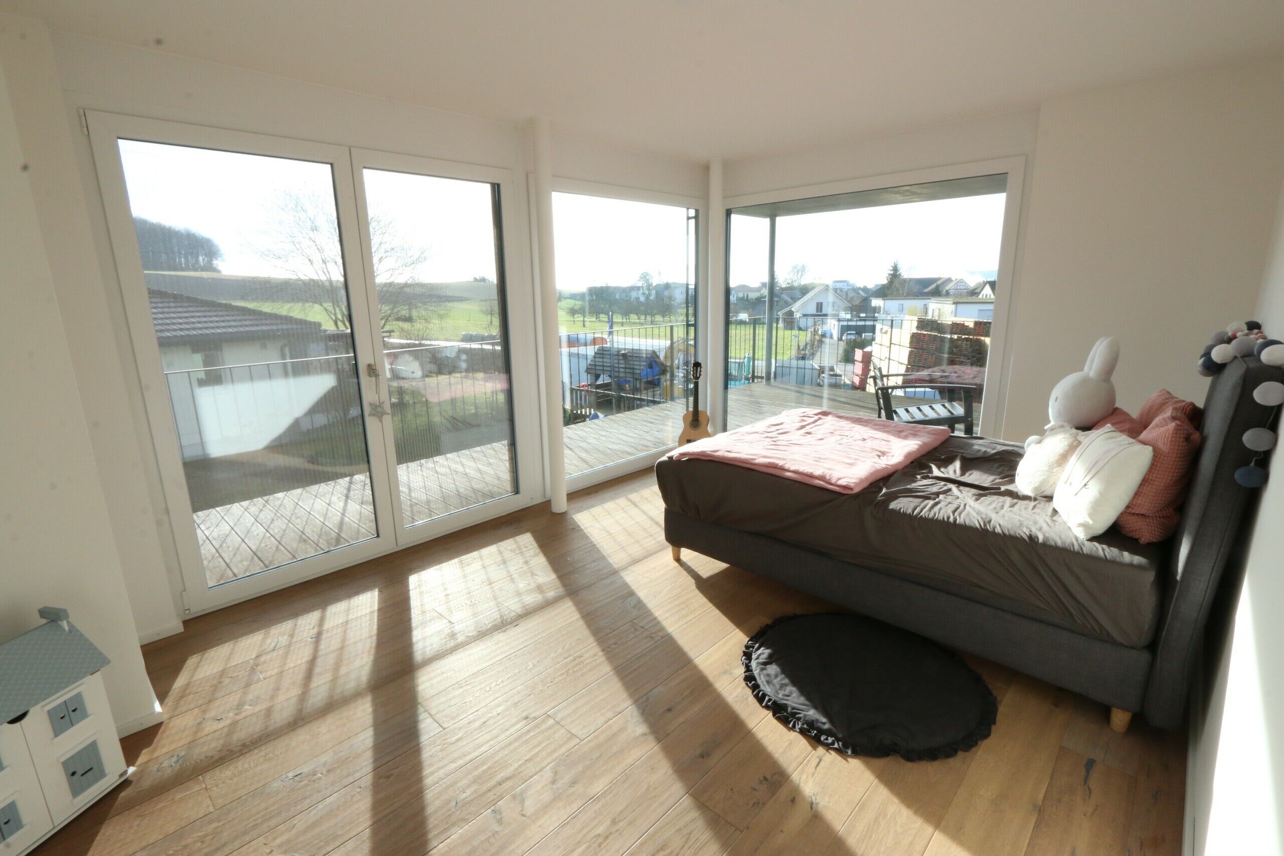 helle, Licht durchflutete Zimmer mit Ausgang auf die Terrasse