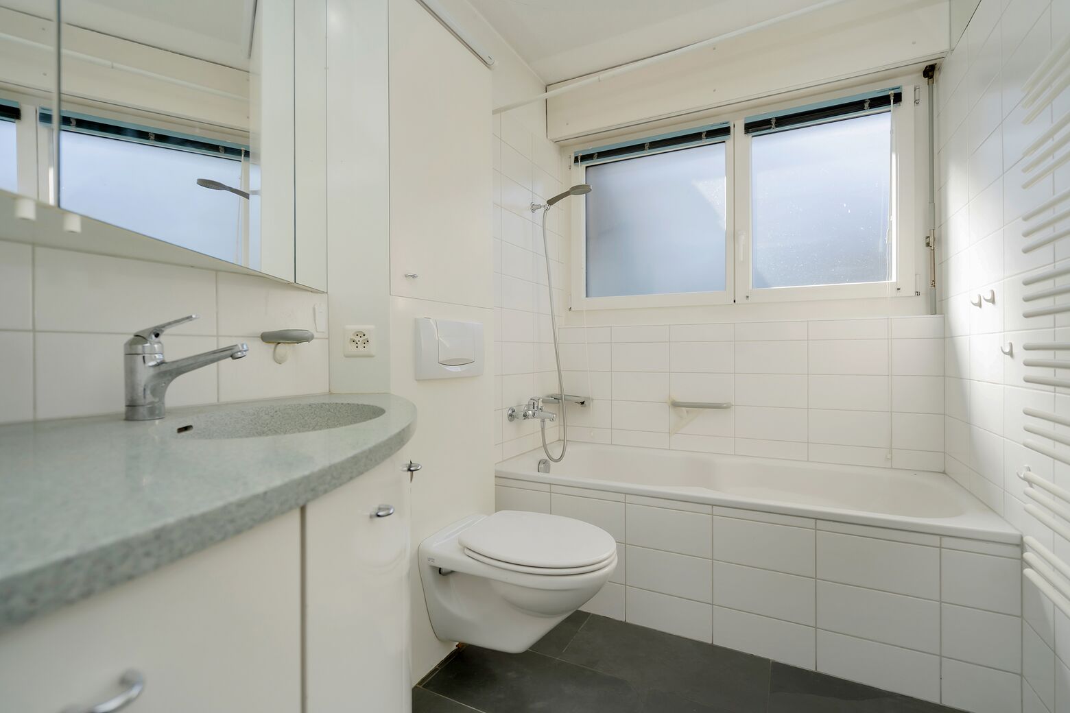 Nasszelle im Obergeschoss mit Badewanne / Dusche, Lavabo und Toilette