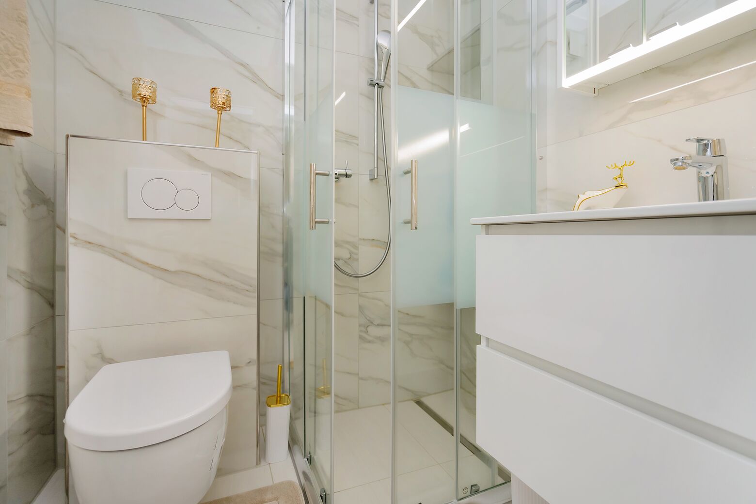 Neues Hauptbad mit Dusche, Lavabo und Toilette. Wandplatten aus italienischem Marmor