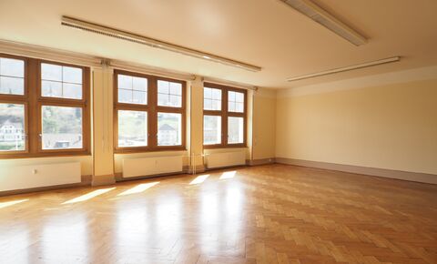 Bright and representative commercial space in the stylish community ce