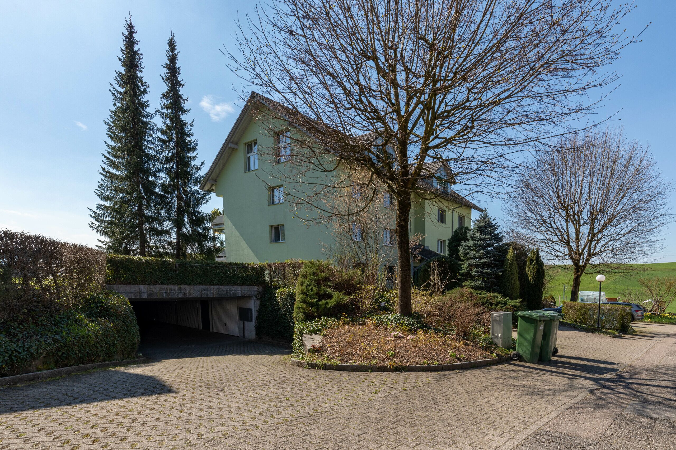 MFH Ronmatt 3 mit Zufahrt zu den Garagenboxen