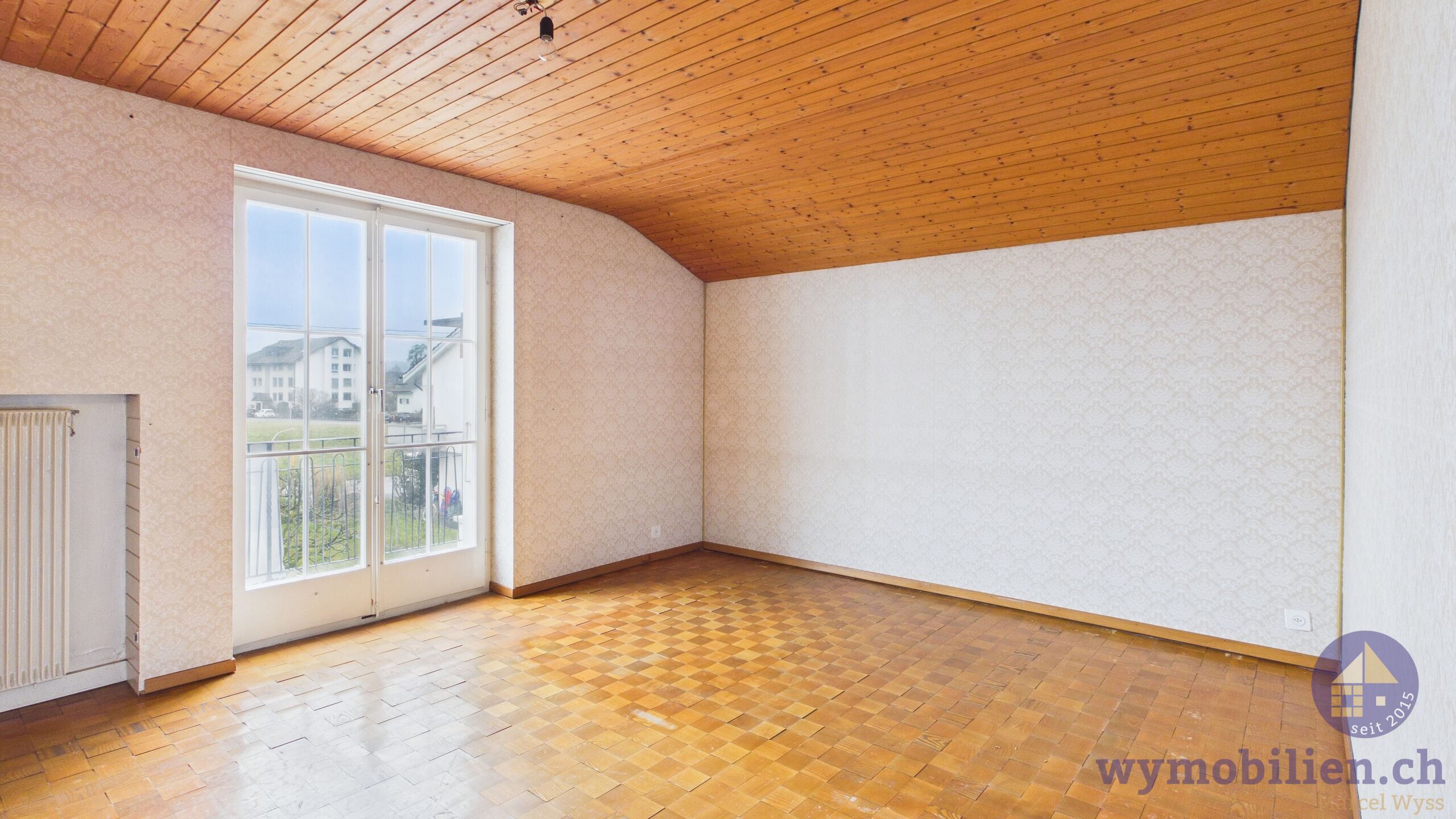 Zimmer mit Ausgang auf den Balkon OG 