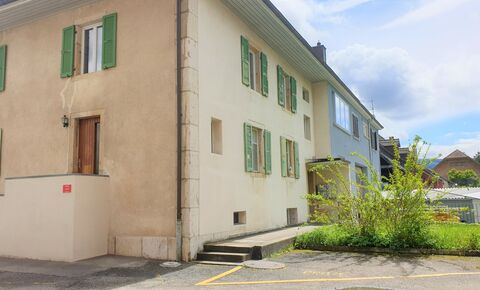 In the city center, building with 2 apartments and 3 parking spaces