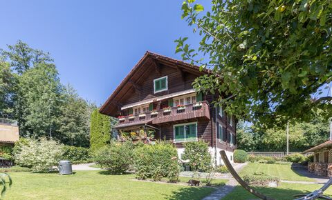 Charmantes Zweifamilienhaus mit grossem Umschwung