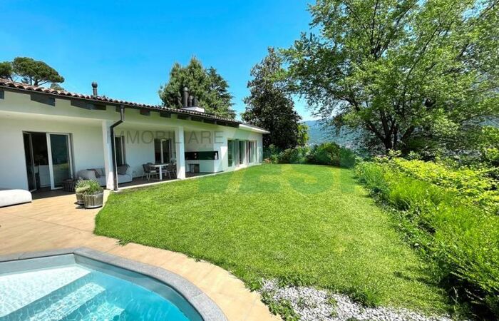 Herrliche Villa mit schönem Swimmingpool in exklusiver Wohngegend
