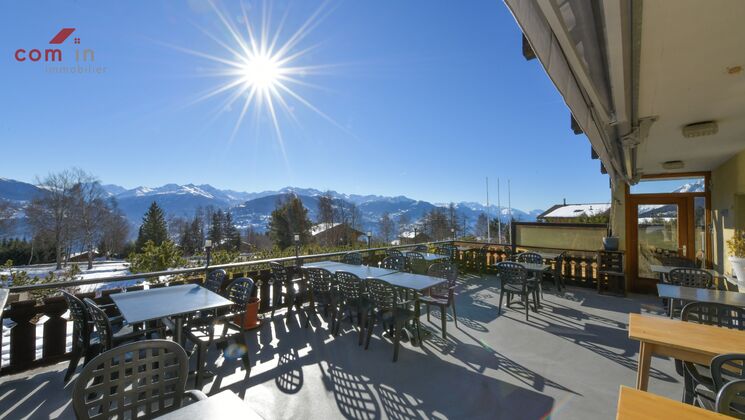 Mayens d'Arbaz, immeuble/restaurant
face au lac, vue imprenable.