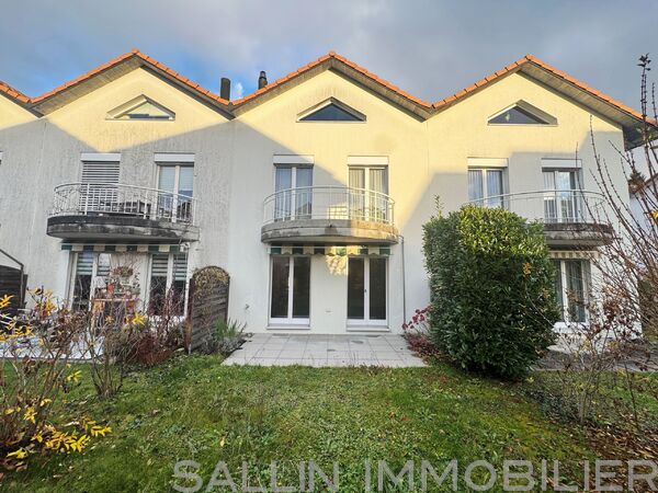 Spacieuse villa contiguë de 5½ pièces avec 2 places de parc int.