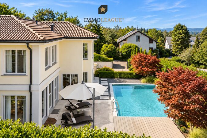 Pool, Garten und Terrasse bilden einen privaten Aussenbereich mit viel Platz zum Entspannen und Geniessen.