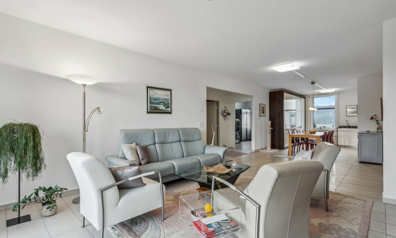 Superb 4.5 room top floor apartment with lake view