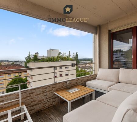 Einladender Balkon für entspannte Stunden mit Weitblick.