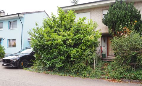 Double single-family house in need of renovation in a popular resident
