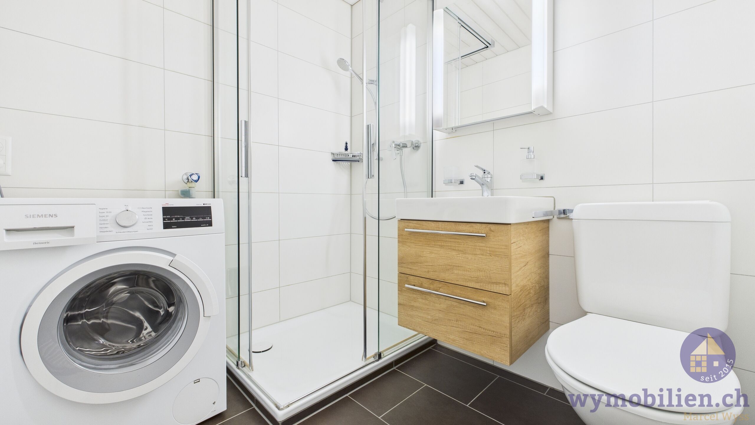 Bad mit Dusche und Waschmaschine 