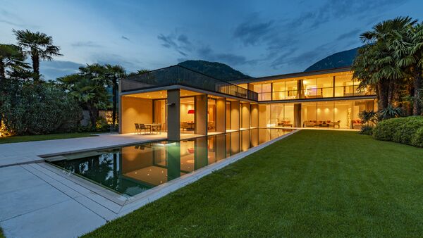 Atemberaubende Villa direkt am See mit Pool & Boothaus