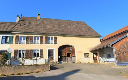Old family farm to renovate in the center of the village of Damvant.