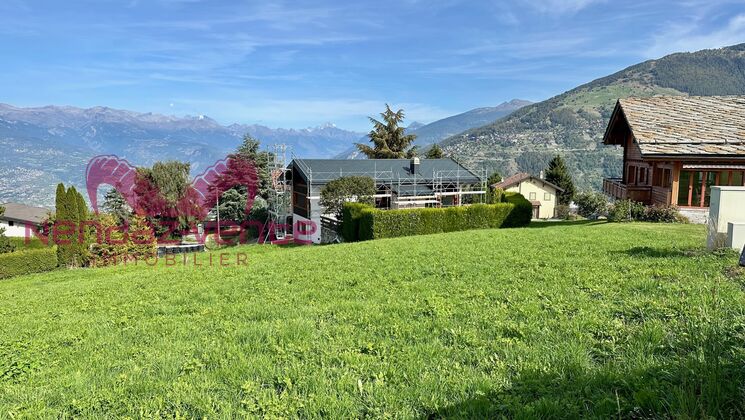 Land from 500 m2 to 2,157 m2 main residence with project