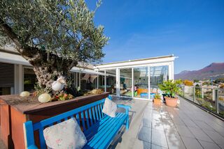 Elegant penthouse with spacious terrace and garden