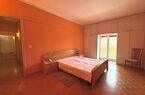 Spaziosa villa con piscina e splendida vista panoramica sui vigneti