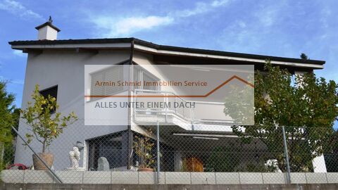 Freistehendes, grosses Einfamilienhaus