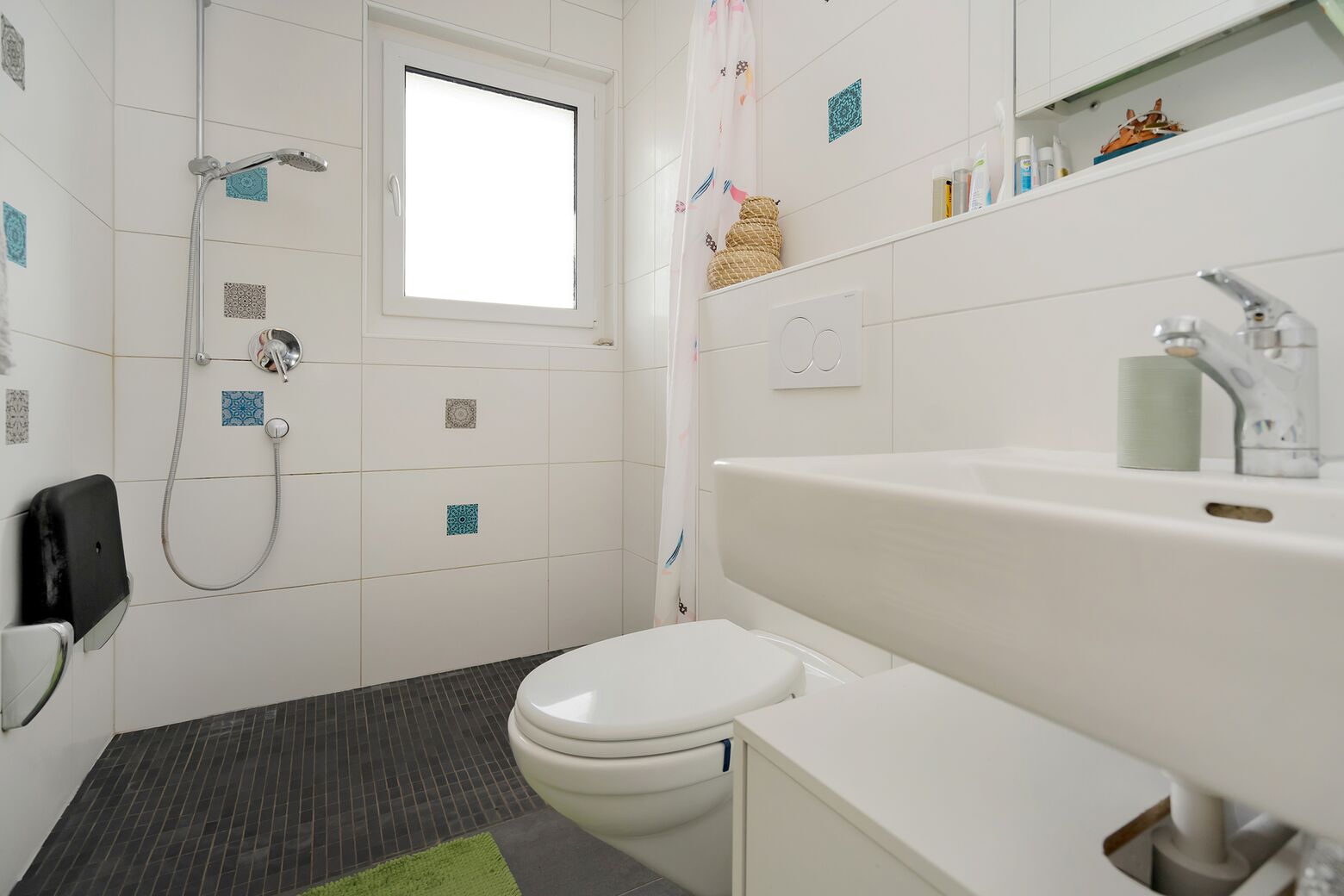 Gäste WC im EG mit Toilette, Dusche und Lavabo