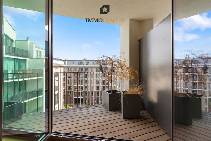Urbaner Rückzugsort mit Weitblick: Der windgeschützte Balkon öffnet die Sicht bis zum Berliner Fernsehturm. 