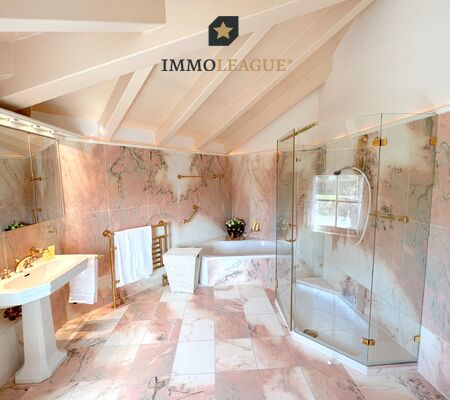 Eines der stilvollen Badezimmer. Hier vereinen sich Qualität und Design. 