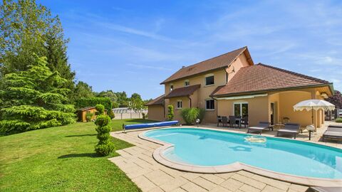 Villa style méditerranéen de 6,5 pcs avec piscine et grand terrain.