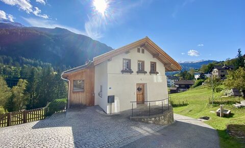 Charmantes 8 ½ Zimmerhaus
mit 3 ½ Zimmer Einliegerwohnung