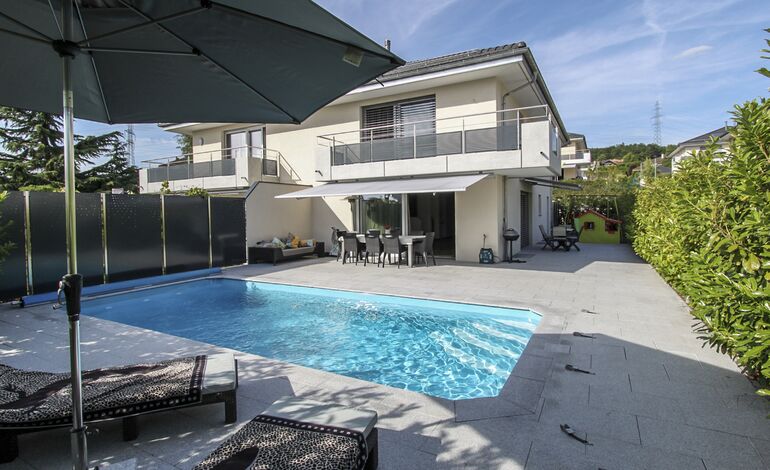 Splendide villa jumelle contemporaine de 5.5 pièces avec piscine