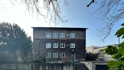 Mehrfamilienhaus mit Doppelgarage und Baulandreserve