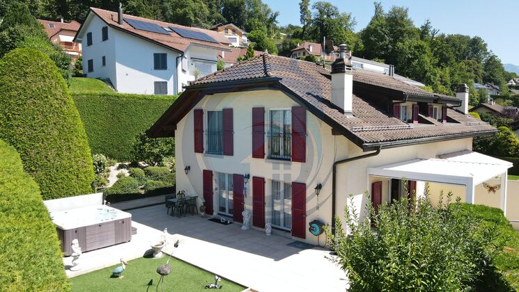VILLA JUMELLE DE 4.5 PIÈCES AVEC SPACIEUSE TERRASSE