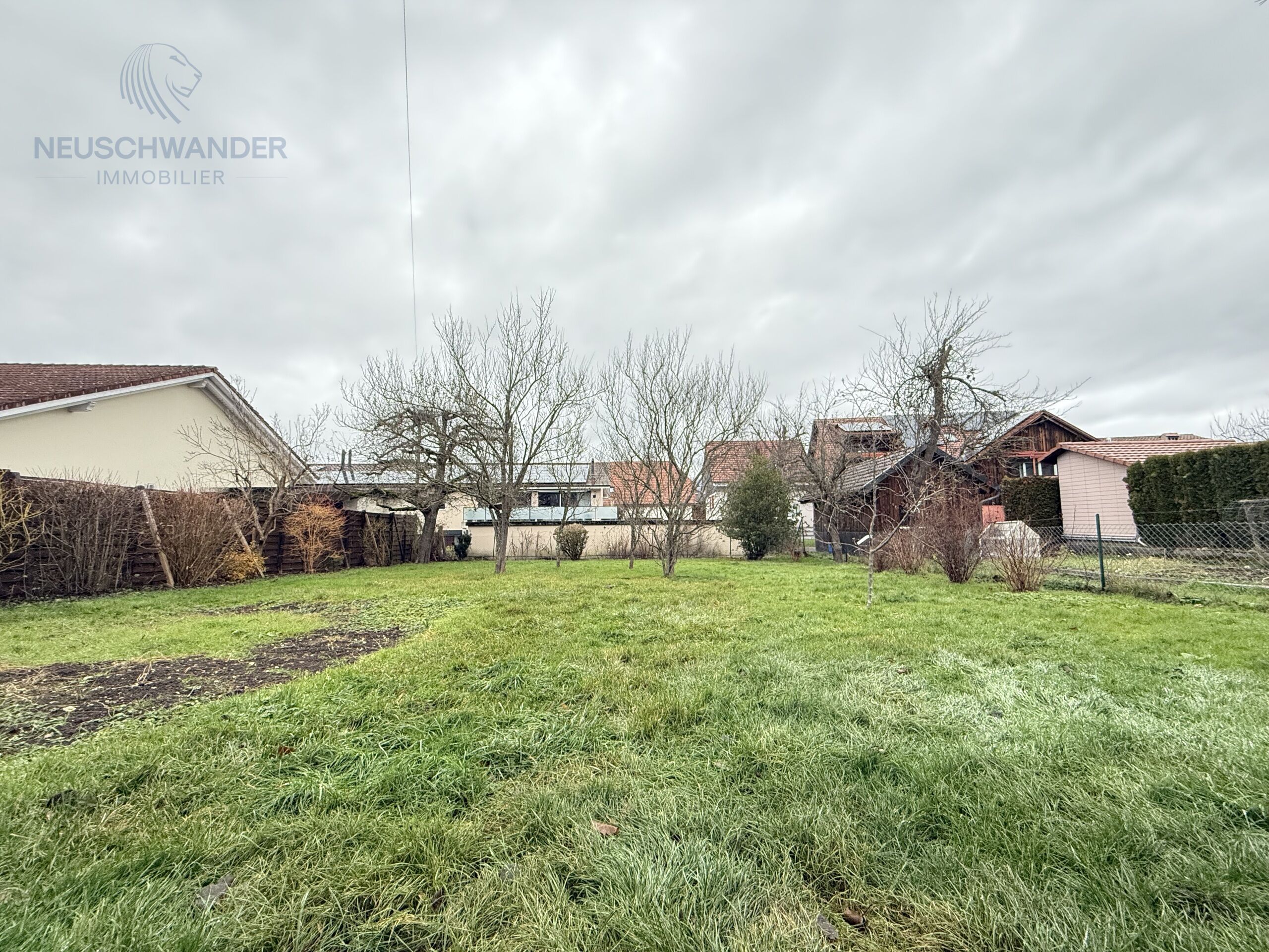 parcelle avec la maison et à l'arrière de cette dernière