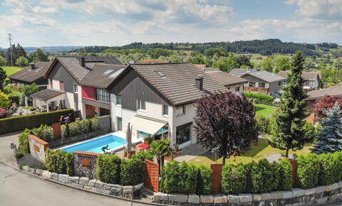 Geniales 5.5-Zimmer-Einfamilienhaus mit wunderschönem Garten und Pool