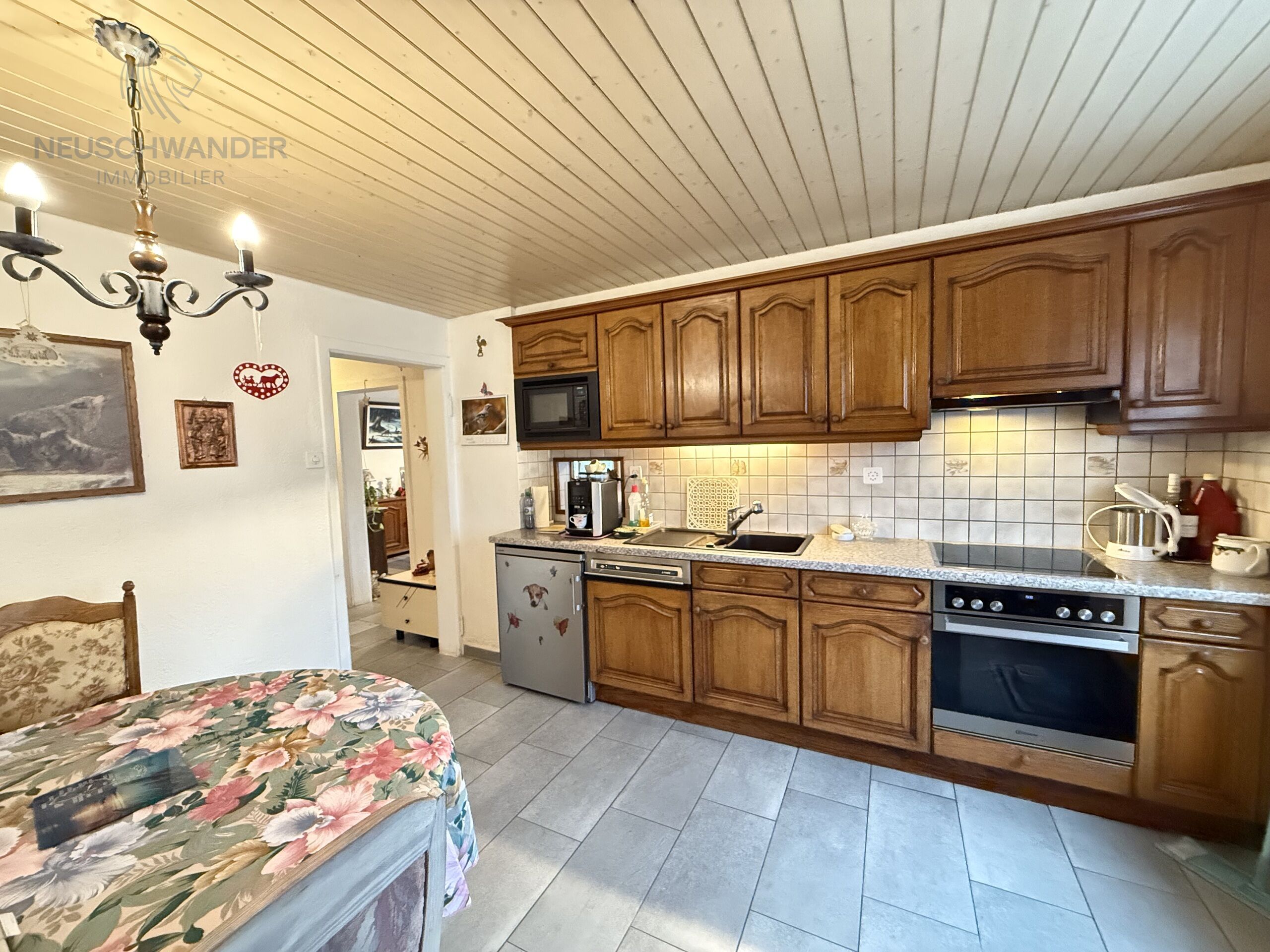 cuisine agencée et habitable avec un passe-plat