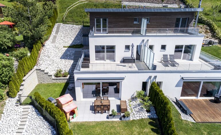 Villa jumelée contemporaine avec vue dégagée sur la Gruyère