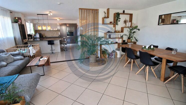 BEAU DUPLEX D'ANGLE DE 4,5 PIECES AVEC TERRASSE ET JARDIN PRIVATIF