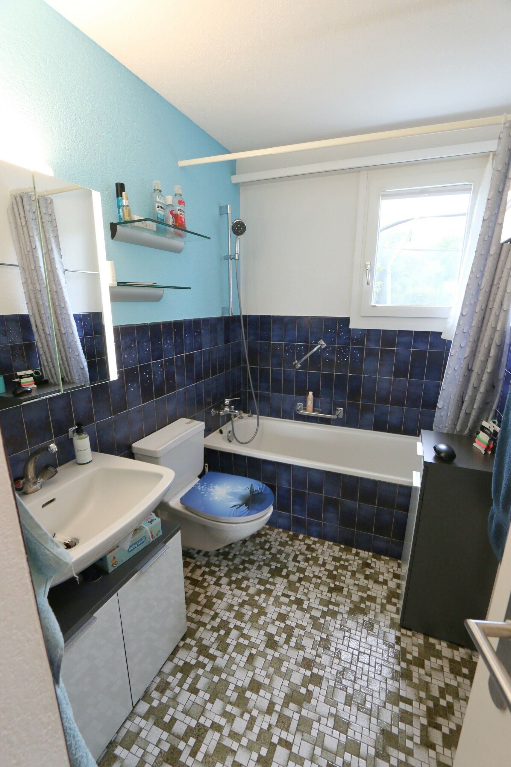 Bad im oberen Geschoss mit Badewanne, WC und Lavabo