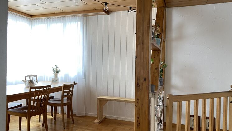 Erdgeschosswohnung: Wohnzimmer mit Treppenabgang ins Untergeschoss
