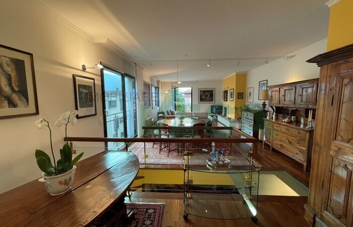 Elegant and bright 6.5-room duplex apartment in exclusive area
