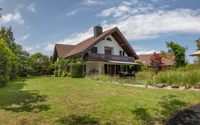 Grosszügige Landhausvilla mit Traumgarten