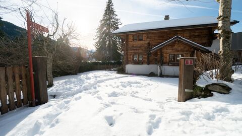 Chalet familial typique à Gryon avec jardin et dépendances