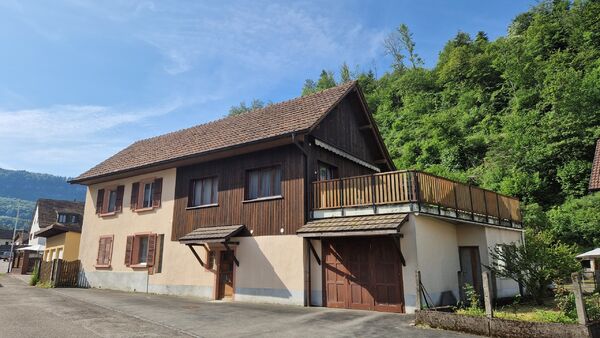 Maison villageoise composée de 4 pces avec atelier + garage + parcelle