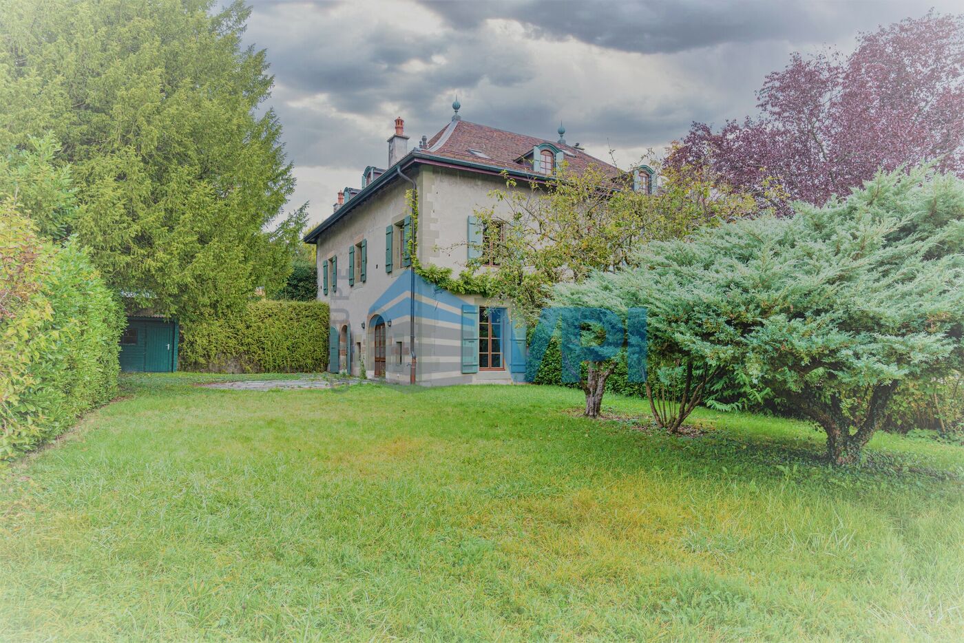 Unique en ville, villa mitoyenne de 6,5 pces sur 3 étages avec jardin