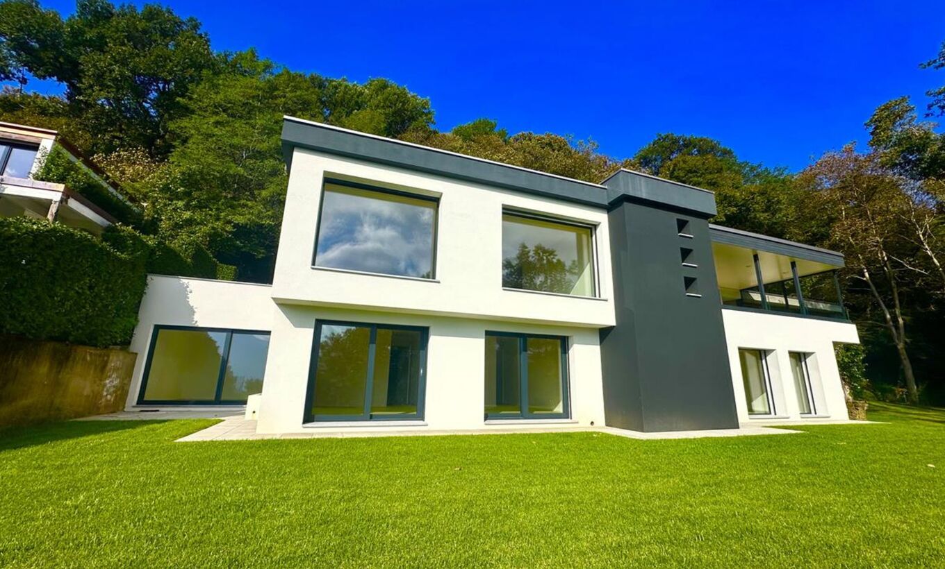 Generous renovated villa in quiet residential setting