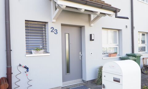 Terraced house with garden and garage space