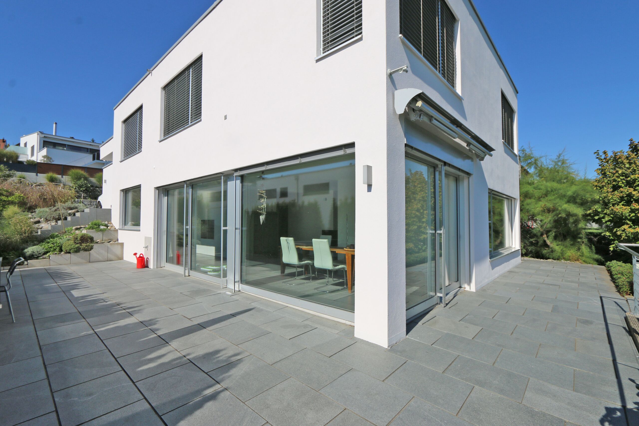 Die weitläufige Terrasse erweitert im Aussenbereich perfekt den hochwertigen Lebensraum 