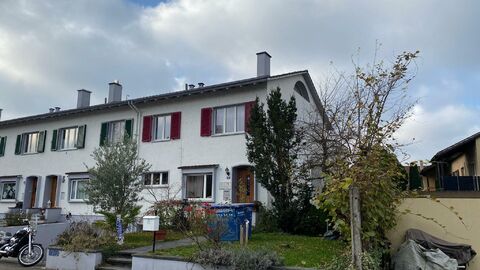 Charmantes Reiheneckhaus mit Umschwung in ruhigem Quartier
