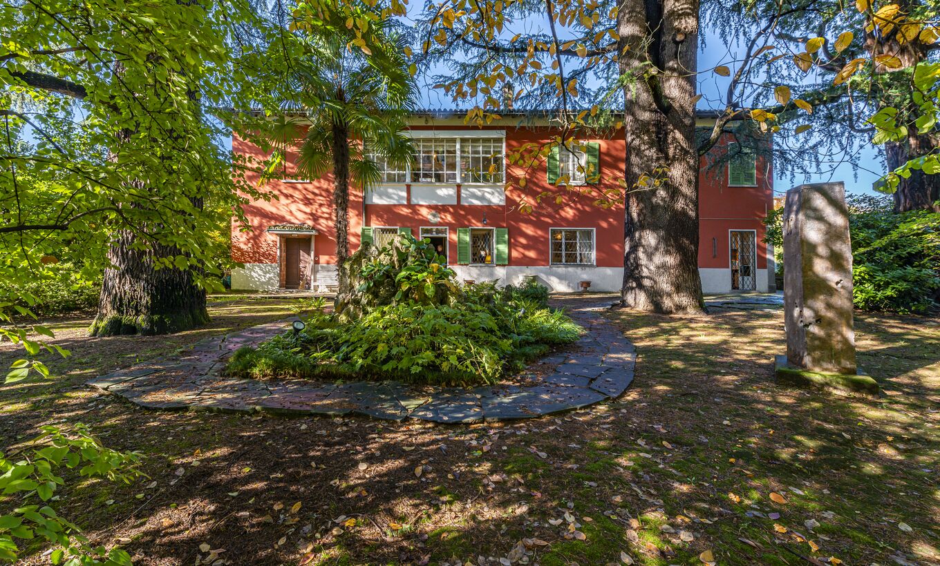 Historic villa with park and large separate building plot