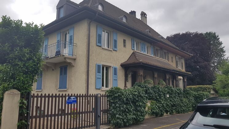 Charmante maison mitoyenne de ville de 6 pièces avec grand cachet.