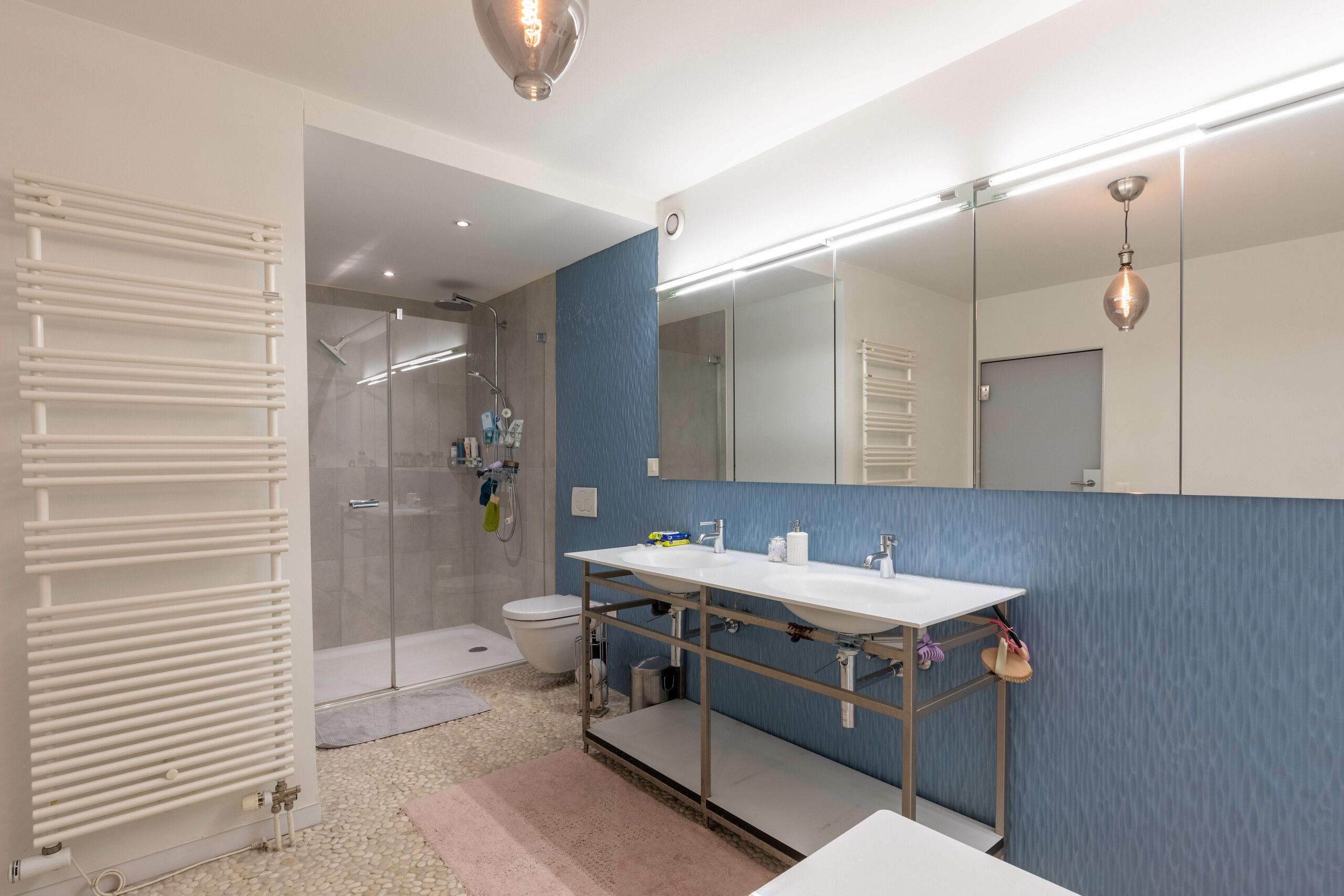 Badezimmer en Suite mit Dusche, Jacuzzi, Doppellavabo und WC