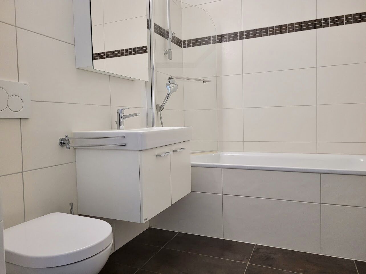 Salle de bains avec colonne de lavage